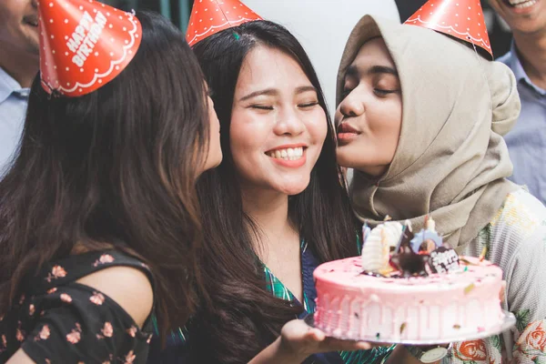 Celebración de cumpleaños con mejores amigos — Foto de Stock