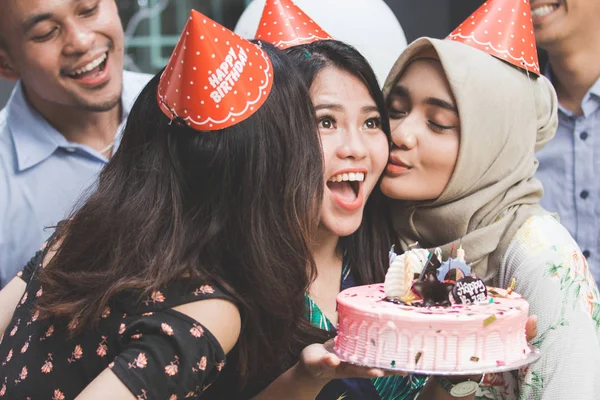 Celebración de cumpleaños con mejores amigos — Foto de Stock