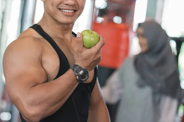 Sano asiatico muscolare uomo vicino fino — Foto Stock