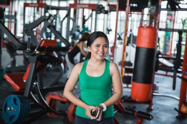 Mutlu fitness Asyalı bir kadın portresi 
