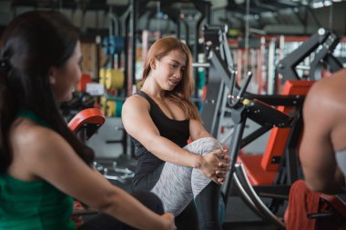 kadın yapıyor egzersiz germe