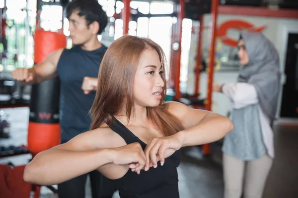 Primer plano retrato de joven fitness mujer streching — Foto de Stock