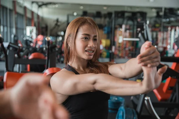 Primo piano di giovane donna fitness streching — Foto Stock