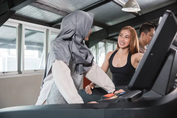 Les jeunes femmes asiatiques hijab courir sur la machine — Photo