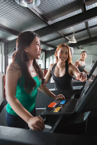 Giovani donne asiatiche corrono sulla macchina — Foto Stock