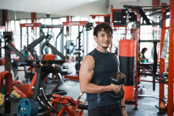 Bonito homem de esportes em pé olhar câmera — Fotografia de Stock