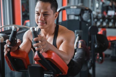 Arka bacak yapan genç erkek portre kadar yakın presler