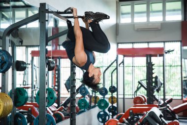 Baş aşağı kapalı çalışma dışarı genç atlet dönüş