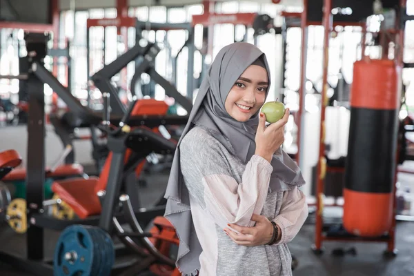 健康的なアジアのイスラム教徒の女性のヒジャーブ — ストック写真