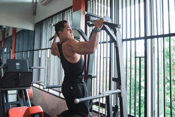 Jonge Aziatische man uit te oefenen en doen pull ups — Stockfoto