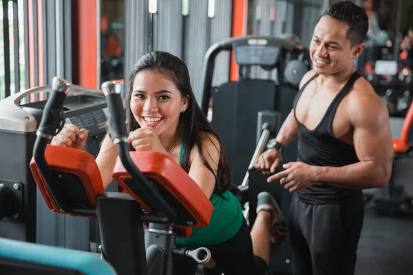 Gelukkig jonge Aziatische vrouw doen terug been persen — Stockfoto