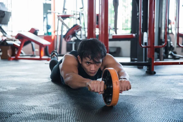 Voorste uiterlijk man met abdominale roller — Stockfoto