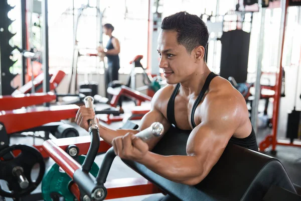Man doen oefening voor biceps — Stockfoto