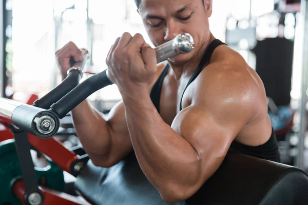 Hombre haciendo ejercicio de peso pesado para bíceps —  Fotos de Stock