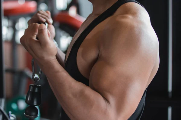 Vue latérale du jeune sportif musculaire — Photo