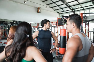 Asya adam ve boyun germe yapıyor arkadaşlar