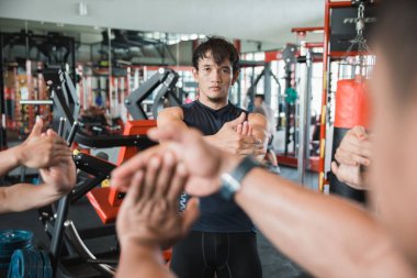 Kol germe yapan yakışıklı erkek