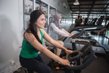 kardiyo egzersizleri yapıyor spor salonunda kadın