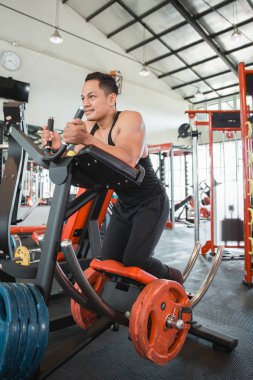 Kaslı adam ABS egzersiz yaparak