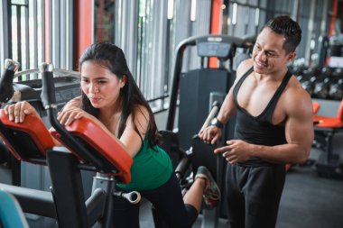 Genç Asyalı kadın arka bacak Pres yapıyor