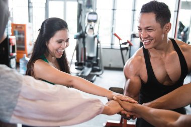 Çak bir beşlik spor salonunda egzersiz önce yapma