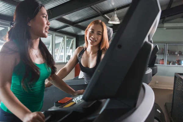 Close-up weergave jonge Aziatische vrouwen draaien op machine — Stockfoto