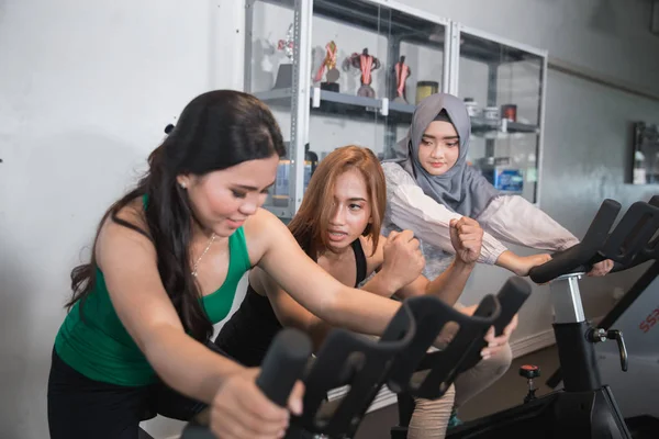 Групові жінки в спортзалі роблять кардіо вправи — стокове фото