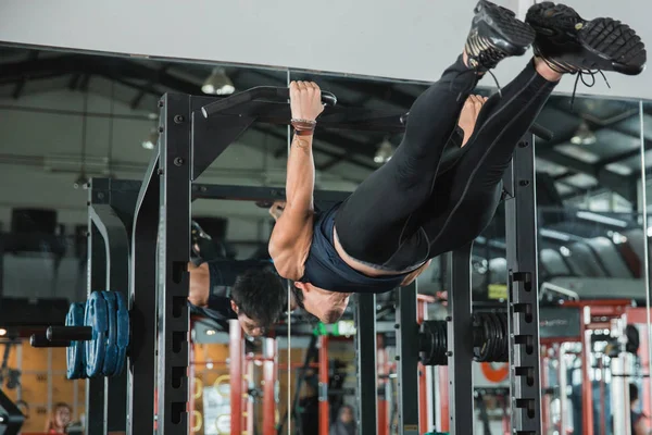 Jovem atleta trabalhando em um interior — Fotografia de Stock