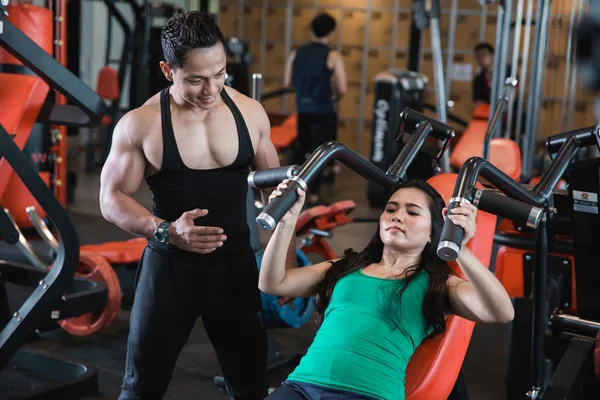 Bela ásia mulher fazendo peito exercícios — Fotografia de Stock