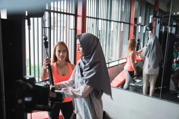 Triceps p egzersiz genç Asyalı Müslüman kadın Hicabın yan görünüm — Stok fotoğraf