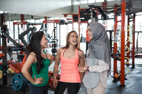 Grupo de tres mujeres después de hacer ejercicio —  Fotos de Stock