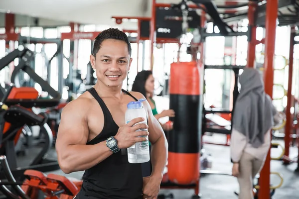 Gezonde Aziatische gespierde man met drankje — Stockfoto