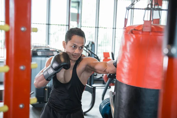 Boxeador haciendo entrenamiento en un saco de boxeo —  Fotos de Stock