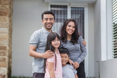 mutlu Asya Aile evlerinin önünde