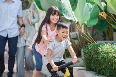 çocuklar Bisiklet itme kardeşi tarafından binmek.