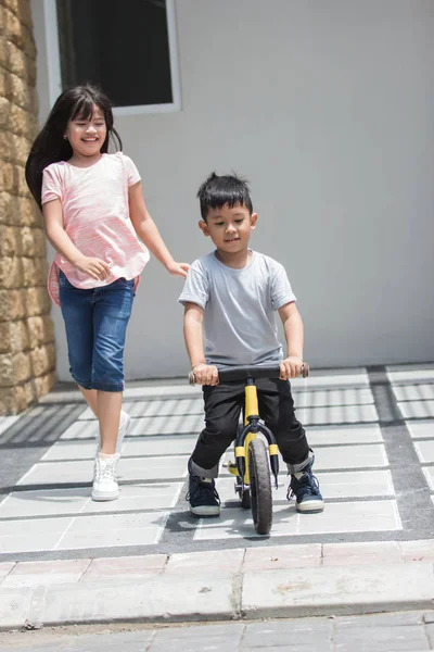 Bruder und Schwester haben Spaß zusammen — Stockfoto