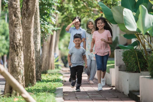 Família muçulmana desfrutando do bairro — Fotografia de Stock