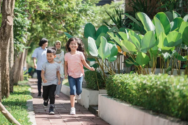 Feliz moderna encantadora familia musulmana — Foto de Stock