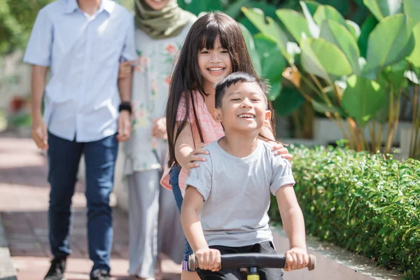 Bahagia keluarga muslim modern yang indah — Stok Foto