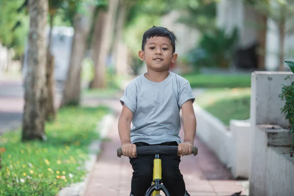 Ездить на велосипеде с помощью толчка или балансировки велосипеда — стоковое фото