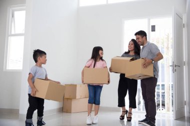 ebeveyn ve çocuklar ile karton kutu. Yeni evine taşınıyor