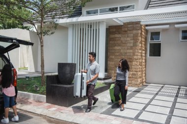 mutlu çift onların bavul taşıma