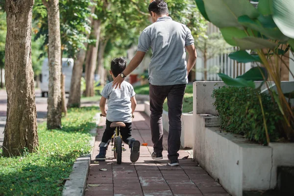 Bambino con suo padre che impara ad andare in bicicletta — Foto Stock
