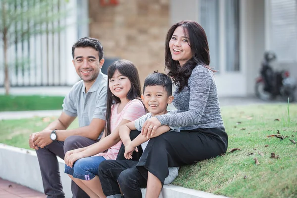 Щаслива азіатська сім'я перед їх будинком — стокове фото