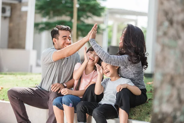 Família tendo tempo de qualidade juntos ao ar livre — Fotografia de Stock