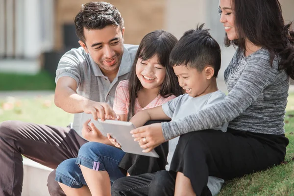 Familie vor ihrem Haus mit Tablet — Stockfoto