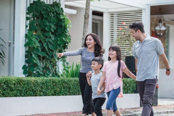 Jeune heureux asiatique famille marche ensemble — Photo