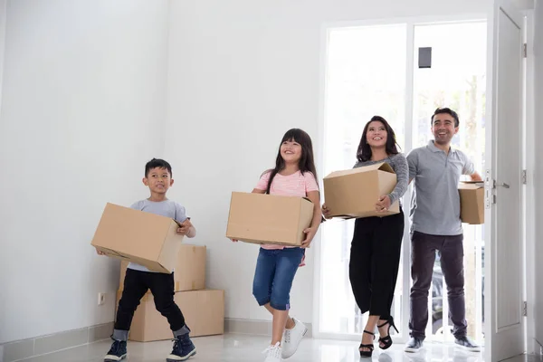 Family moving to a new house — Stock Photo, Image