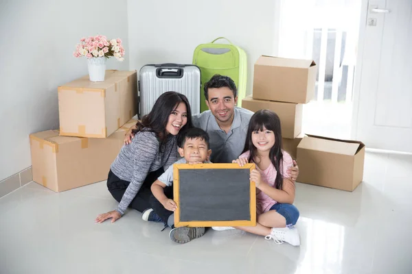 Familia mudándose a una nueva casa — Foto de Stock