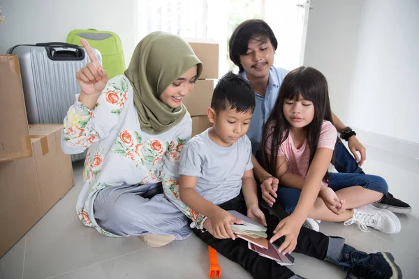 Family choosing color paint to their new house — Stock Photo, Image